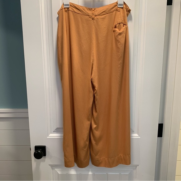 Bombay & Paisley capris. Caramel colored. Wide leg capri pants. Size Large. - Picture 2 of 11